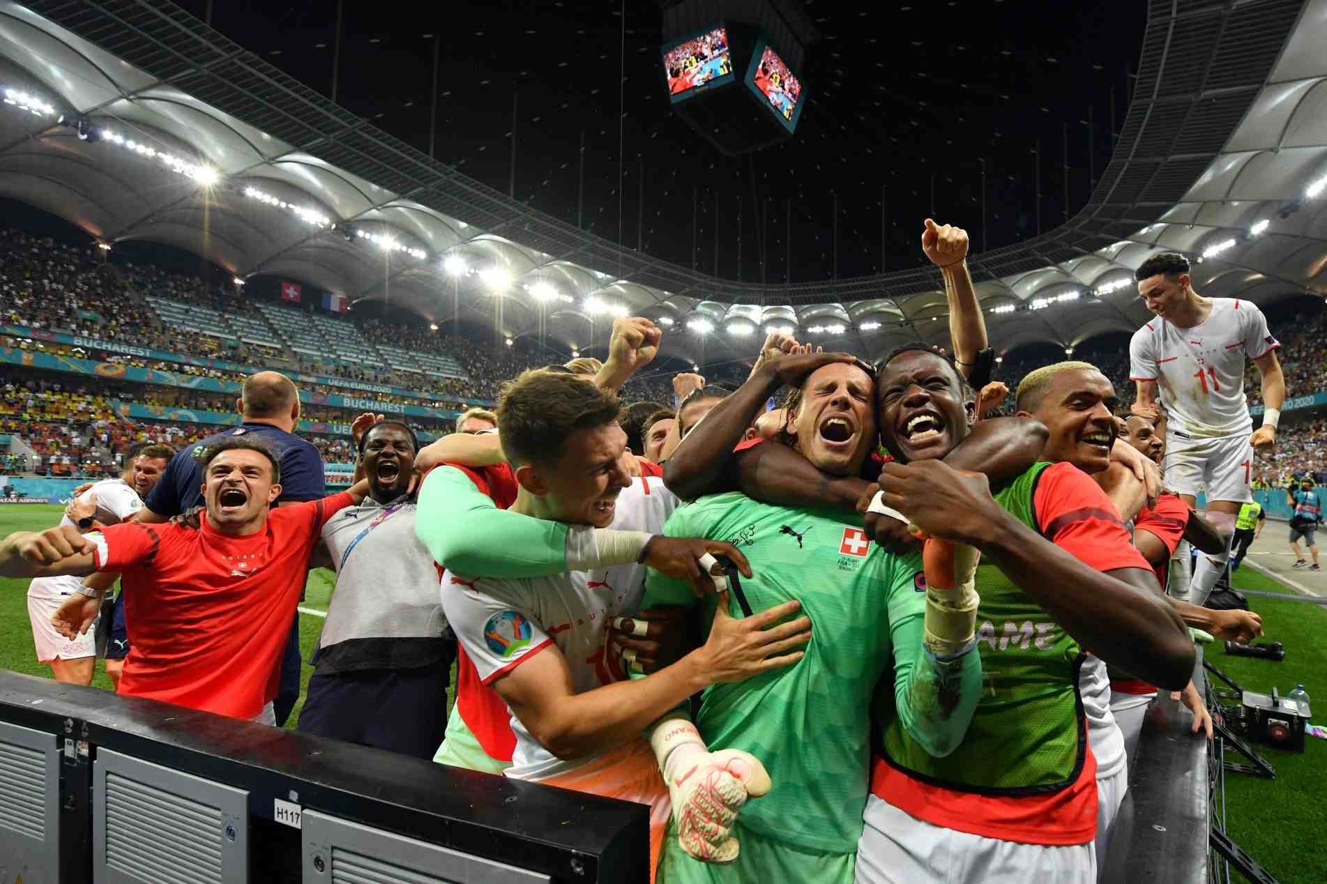 Emocionados, jogadores comemoram com Sommer, que defendeu pênalti de Mbappé