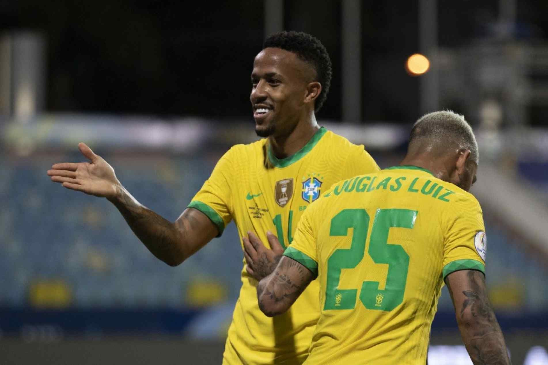 Militão comemora primeiro gol com a amarelinha