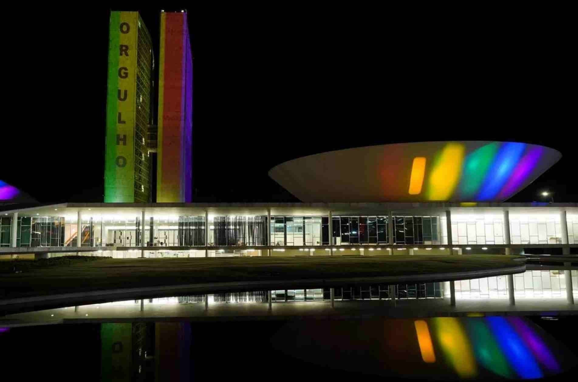 Em celebração ao Dia Internacional do Orgulho LGBTQIA+, prédio do Congresso Nacional recebeu as cores do arco-íris e a bandeira do Movimento Gay.