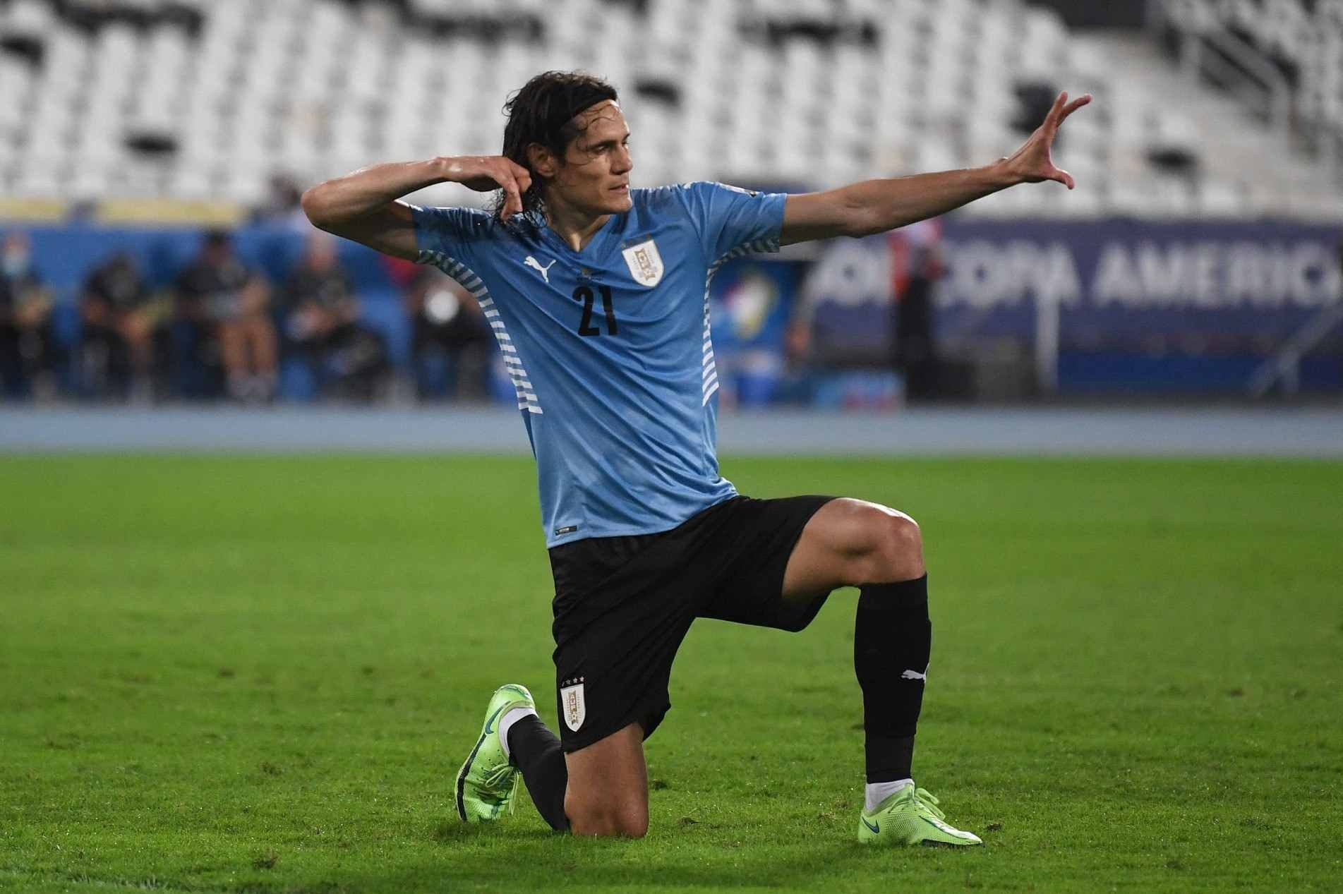 Cavani marcou de pênalti o gol da vitória uruguaia sobre o Paraguai, no Engenhão.