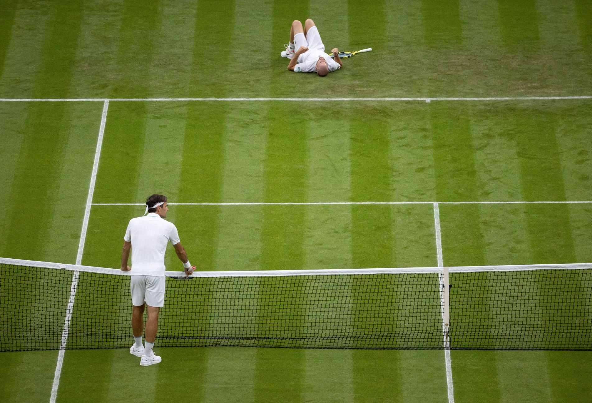 Federer vê seu o francês Mannarino desabar após quatro sets