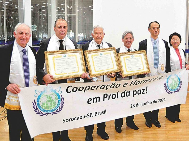 Laelso Rodrigues (ao centro), junto com Neudir Simão, Arlindo Batista Chapeta, Arquiariano Bites Leão, Koichi Sasaki e Onnan Sasaki (da esquerda para a direita)