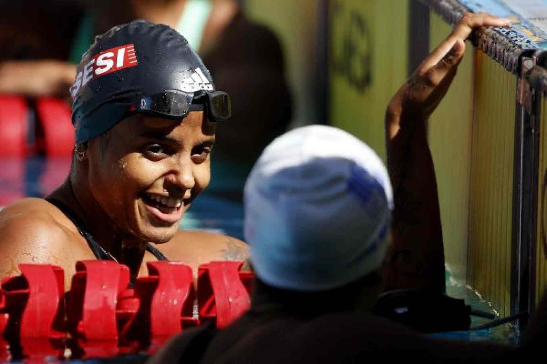 Em Roma, a brasileira garantiu o ouro nos 50 metros costas
