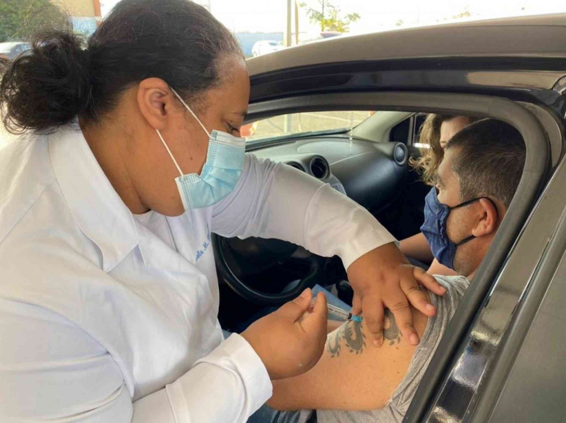 A vacinação acontecerá por sistema drive-thru, em cinco pontos da cidade. Não é necessário agendamento.