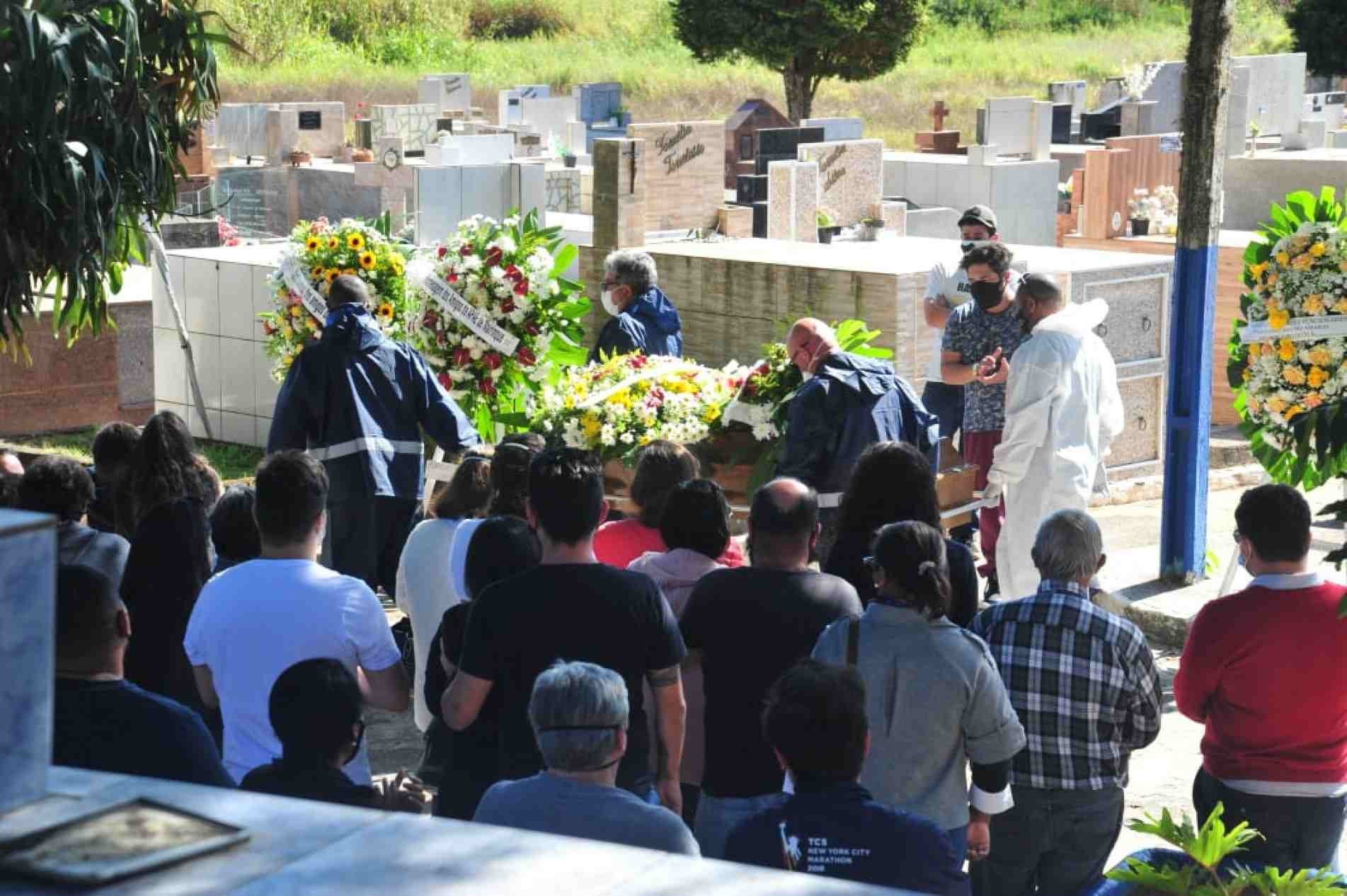 Jomar Bellini está sendo sepultado em cemitério de Mairinque