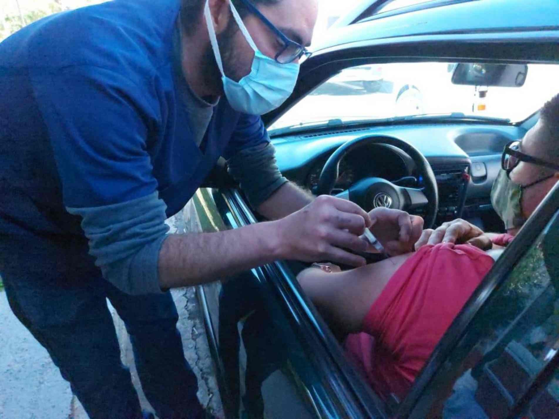 Quase 7 mil pessoas de 43 anos ou mais tomaram a primeira dose contra a Covid neste sábado