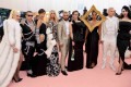 Celebridades vestindo Moschino.  - Foto: Jamie McCarthy/Getty Images/AFP
