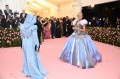 Zendaya "ascendendo" seu vestido.  - Foto: Dimitrios Kambouris/Getty Images for The Met Museum/Vogue