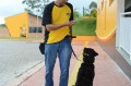 Olívia obedece atentamente às ordens do trainee de instrutor de cão-guia Ricardo.  - Erick Pinheiro