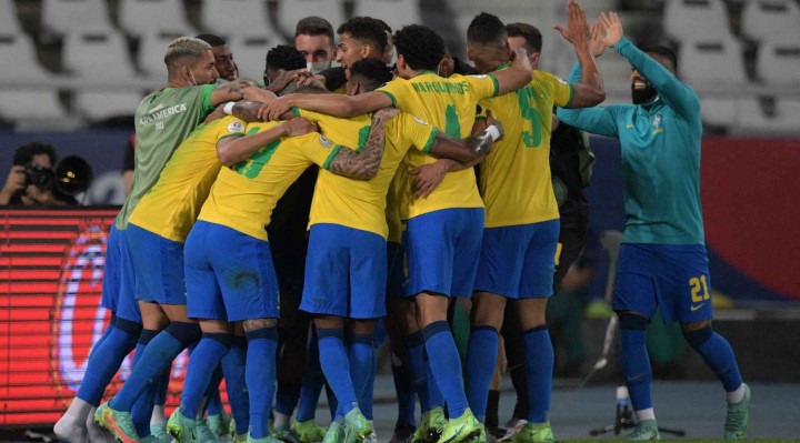 Jogadores do Brasil comemoram o gol de Lucas Paquetá; presença do atacante na decisão, no entanto, ficou ameaçada por uma falta dura no final do jogo.