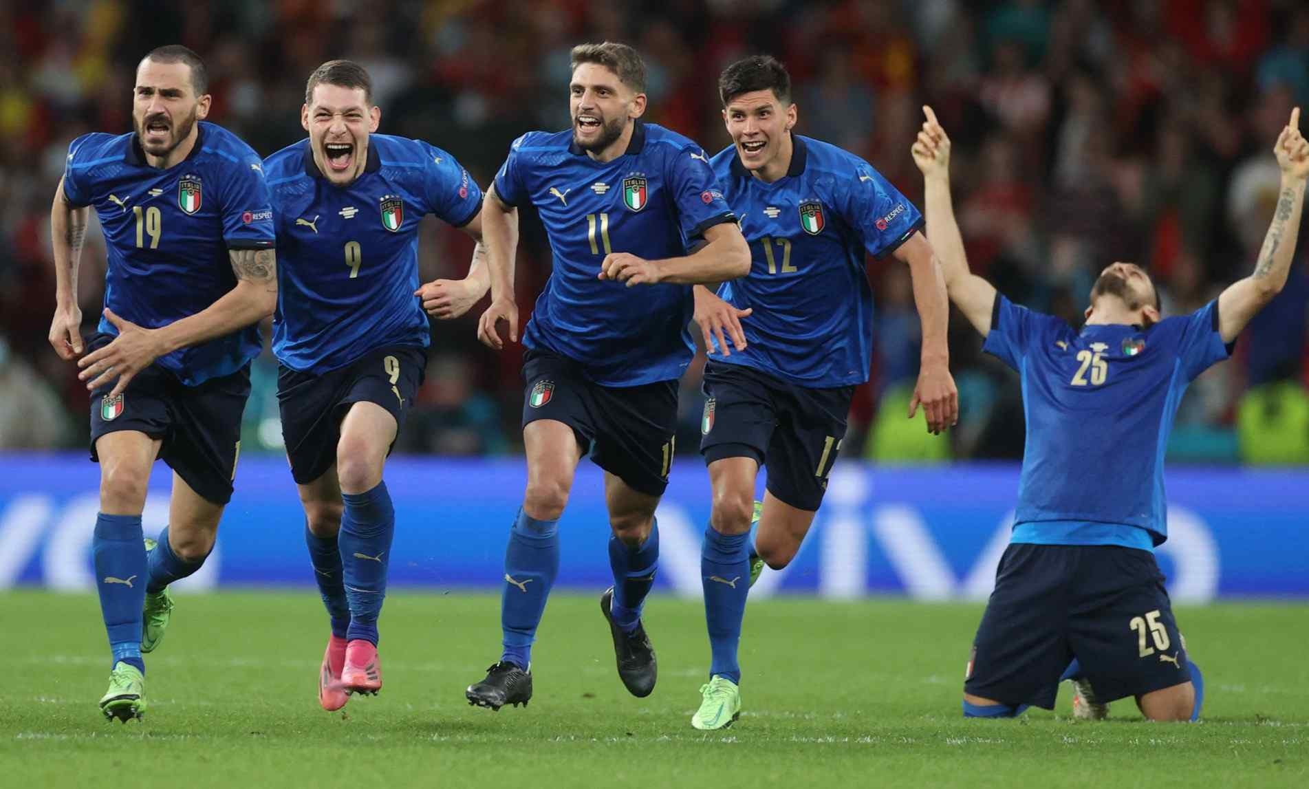 Jogadores italianos saem para o abraço após classificação