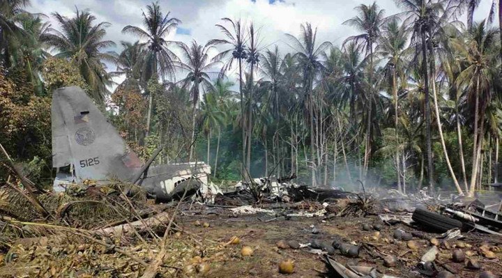 O Hércules C-130 caiu em uma plantação de coqueiros Nas Filipinas 