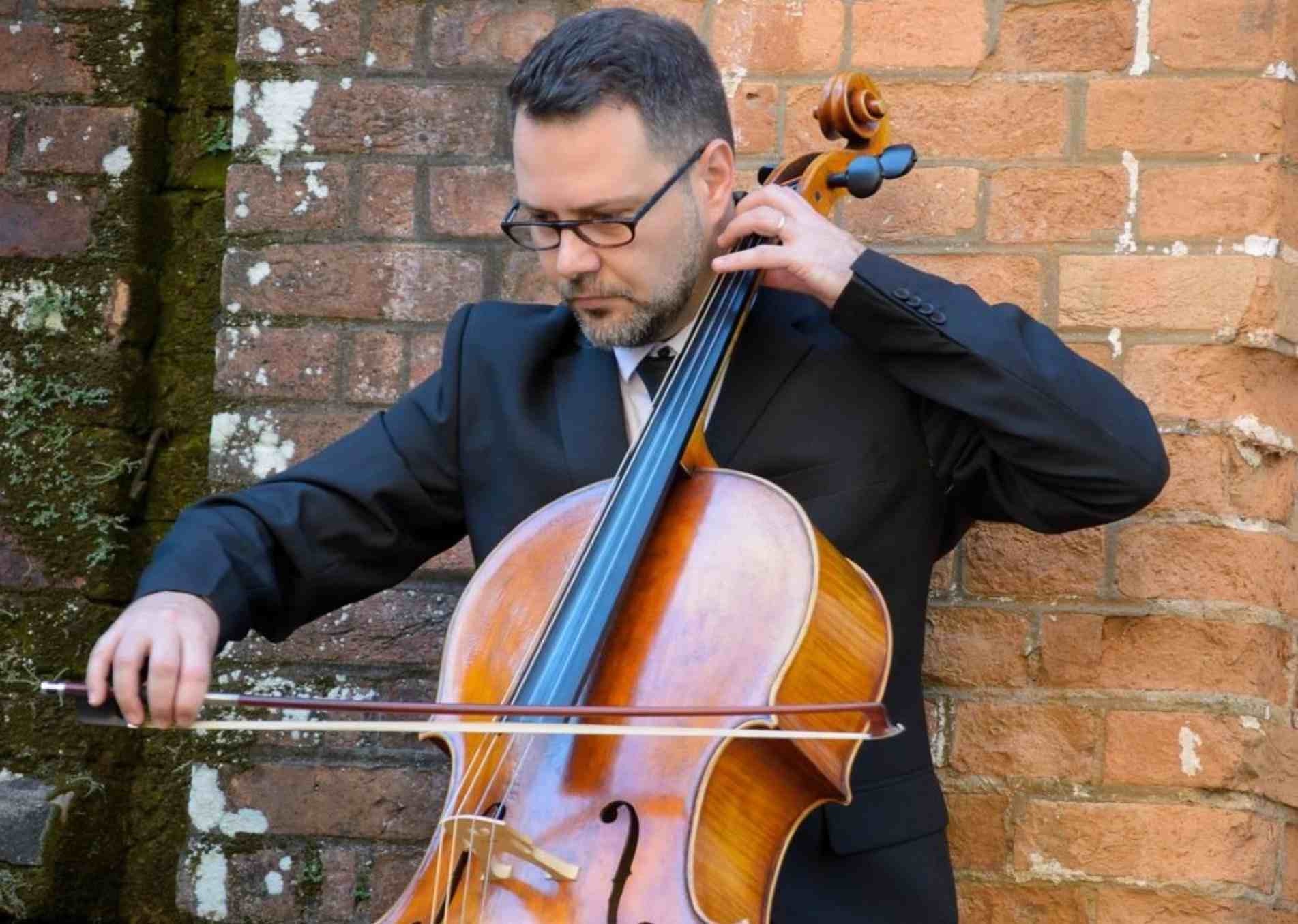 André Micheletti tem duplo doutorado e mestre em violoncelo e pedagogia do violoncelo.