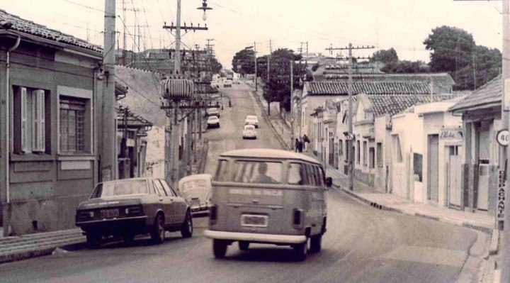 A rua em Julho de 1977.