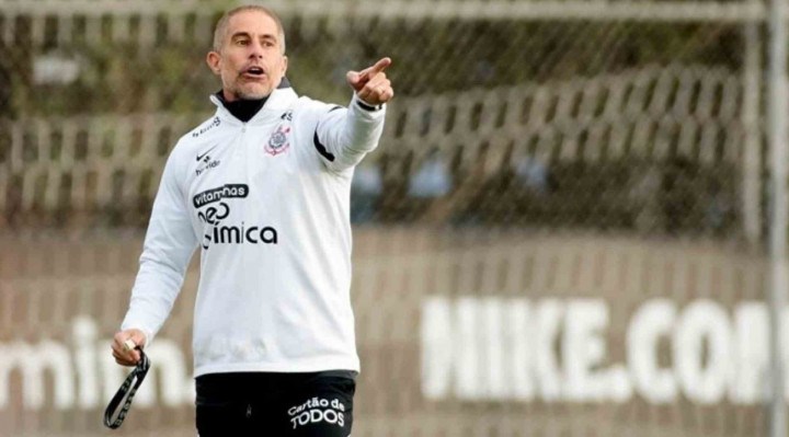 Sylvinho técnico do Corinthians.
