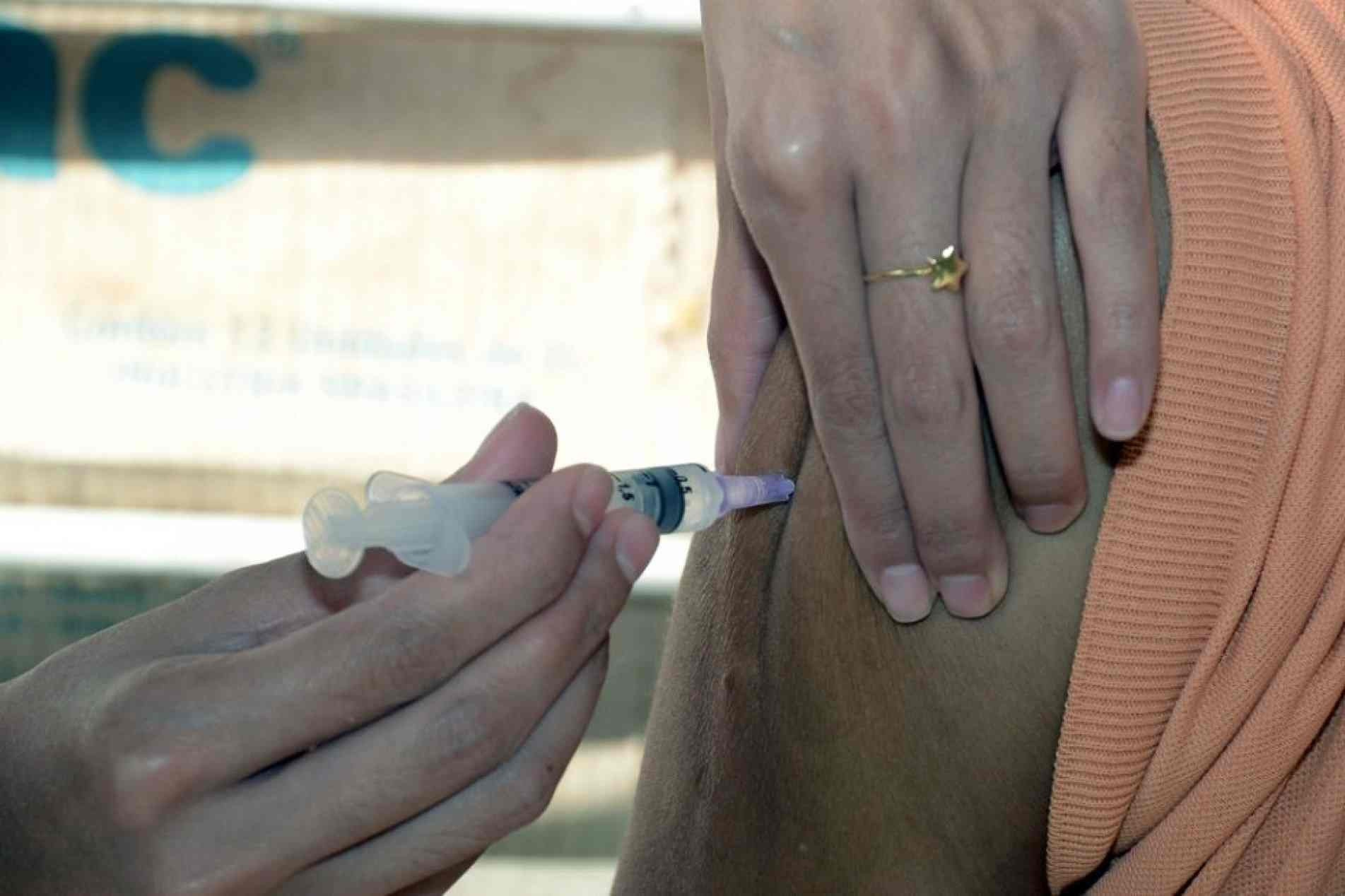 A vacinação acontece por sistema drive-thru, em cinco pontos da cidade, e não é necessário agendamento