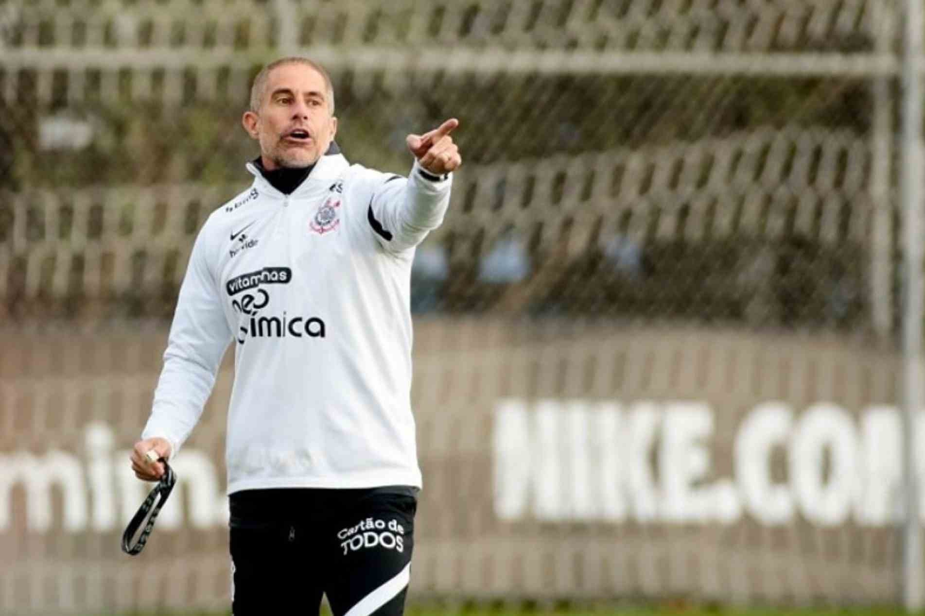 Sylvinho técnico do Corinthians.