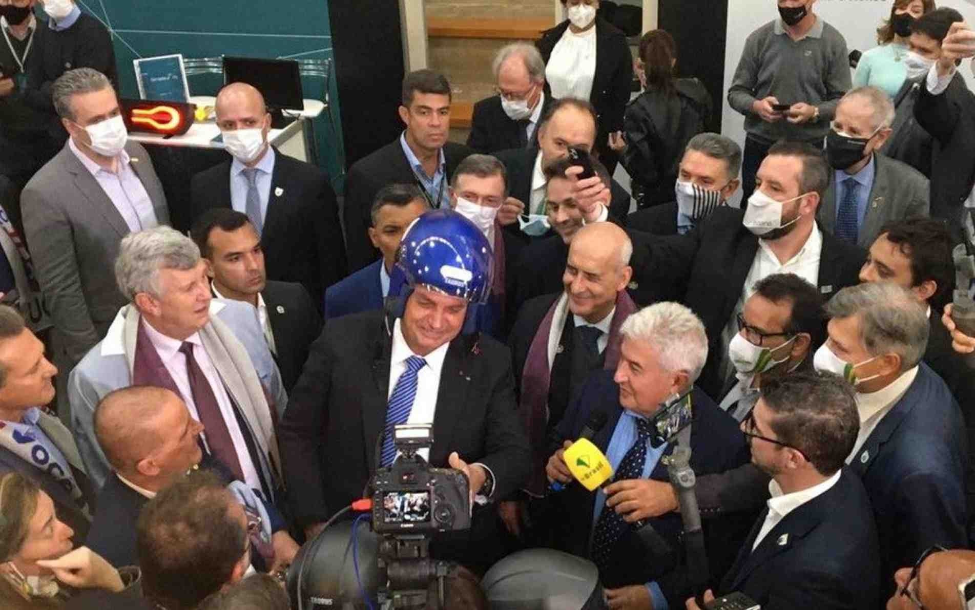 Presidente ganhou capacete feito com grafeno.