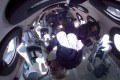 Foto mostra Richard Branson e membros da tripulação da Unity 22 em gravidade zero - PATRICK T. FALLON / VIRGIN GALACTIC / AFP