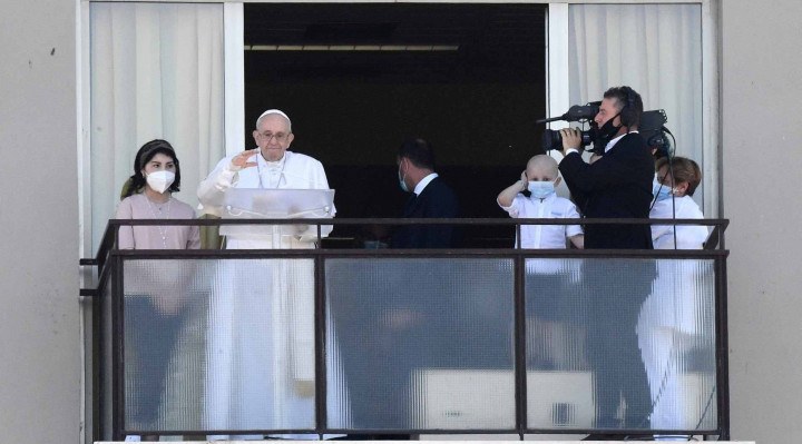 No domingo (11), o papa Francisco fez a tradicional oração do Ângelus da varanda de seu quarto no hospital
