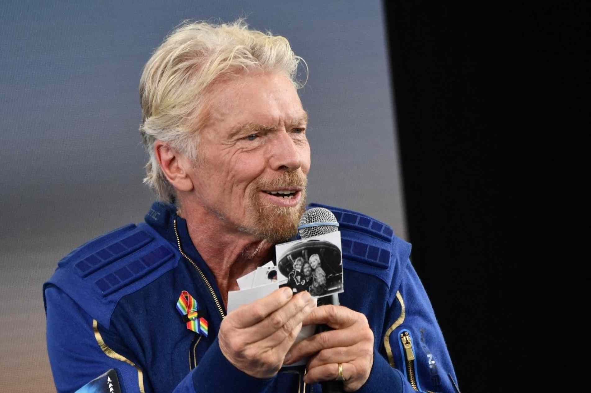 Richard Branson mostra fotos que levou para o espaço a bordo de uma nave da Virgin Galactic