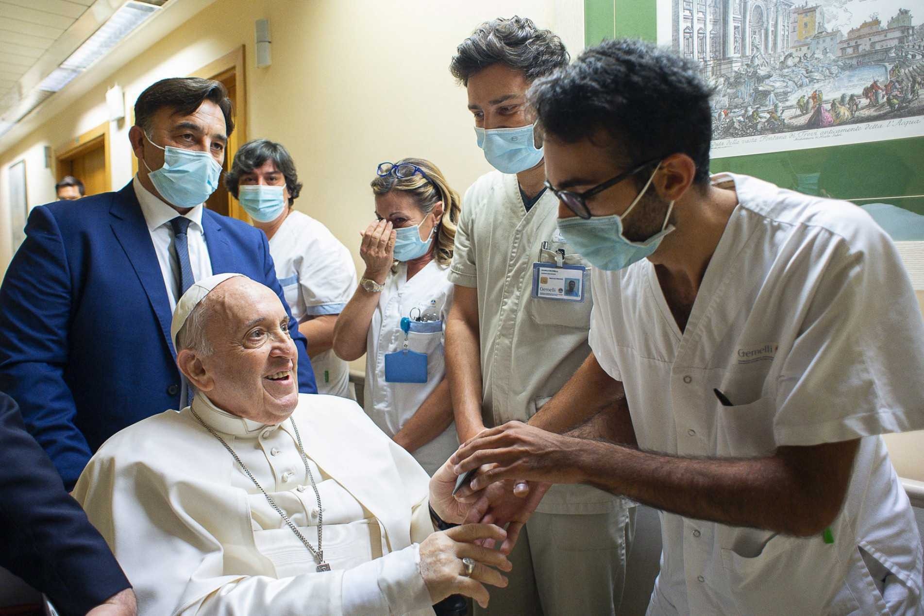 Papa Francisco está se recuperando de uma cirurgia no cólon