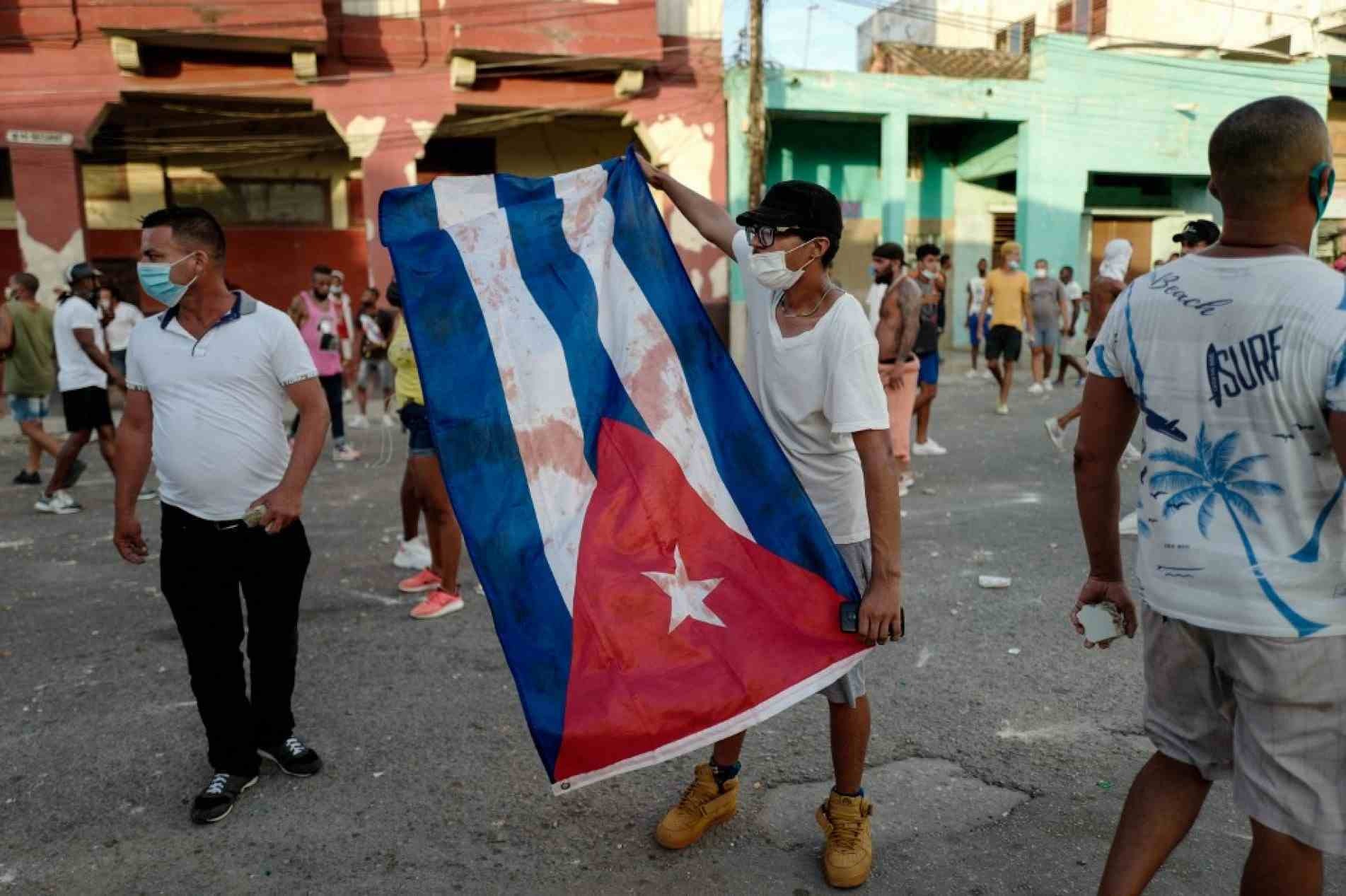 Manifestantes ocupam as ruas de Cuba e gritam palavras de ordem.