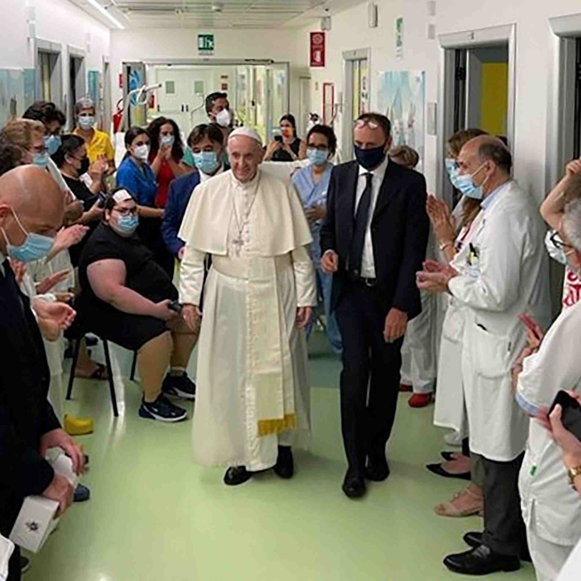Durante os 11 dias em que ficou internado, o papa visitou pacientes com câncer no 10º andar, o mesmo onde ficou internado 