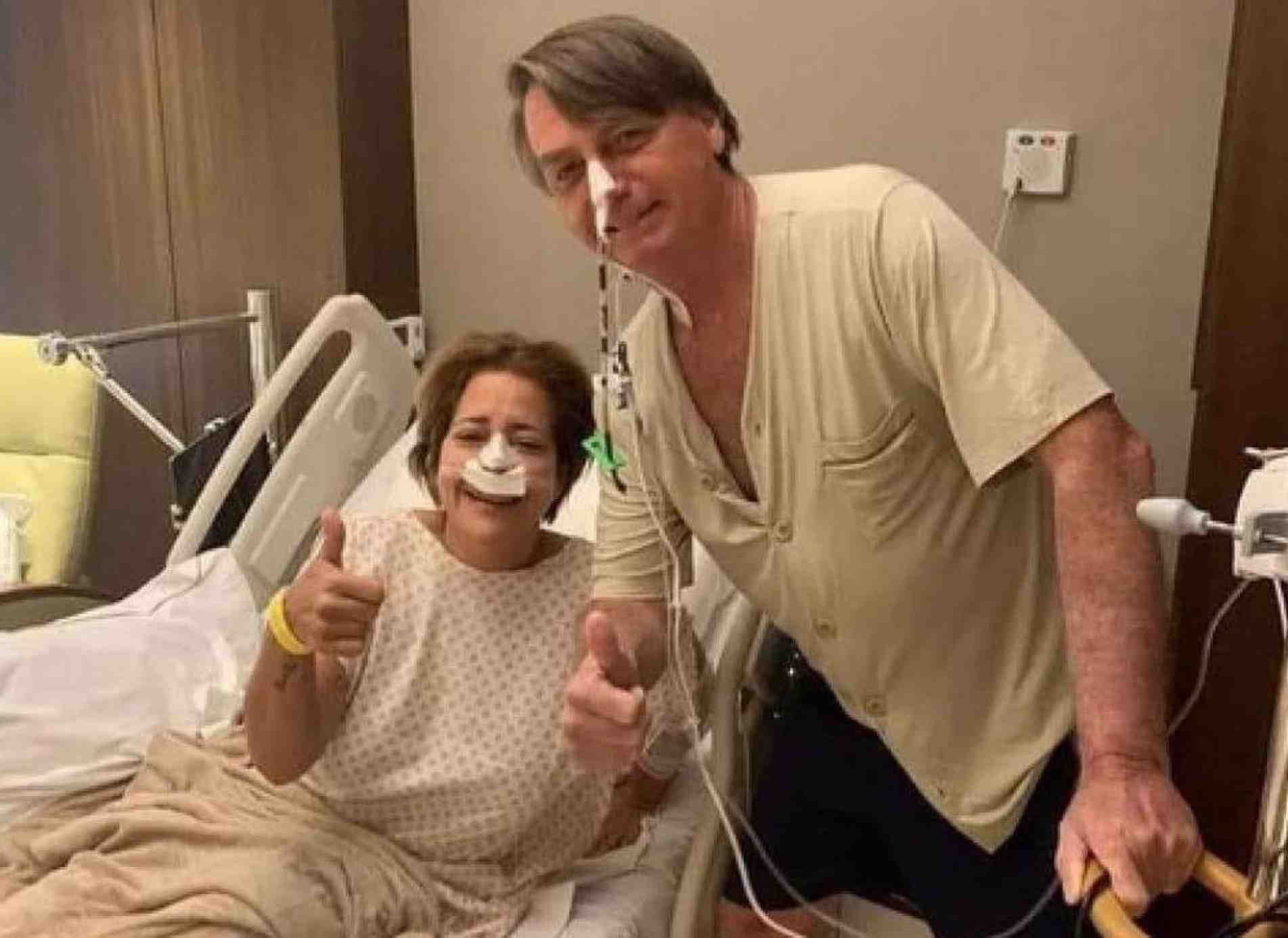 Presidente ao lado de paciente, em foto publicada nas redes sociais