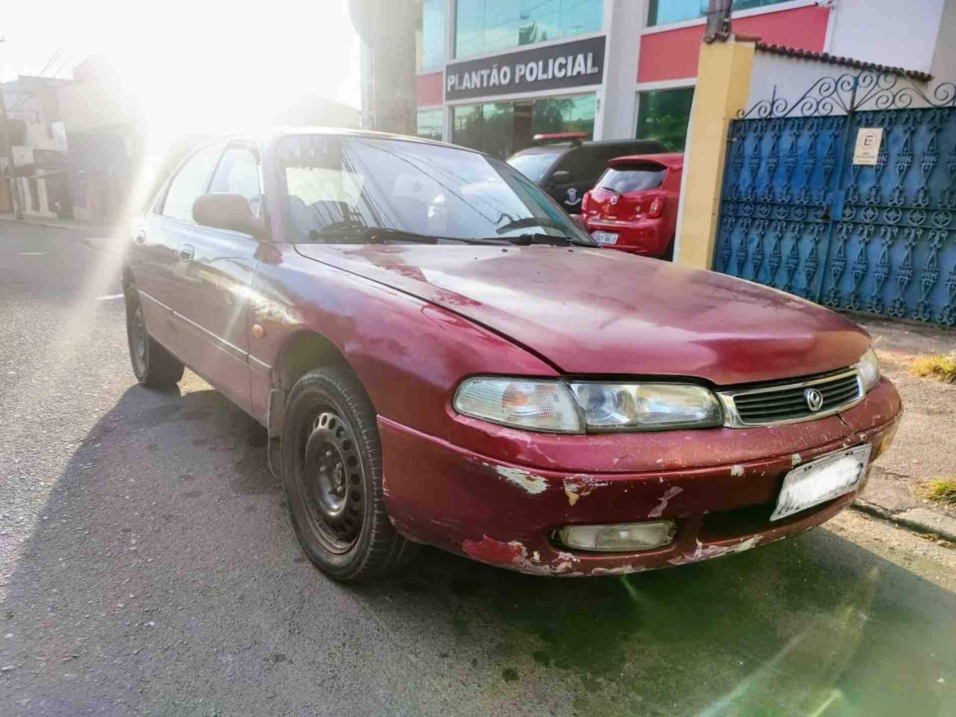 Carro furtado no início do mês foi localizado na avenida Engenheiro Carlos Reinaldo Mendes.