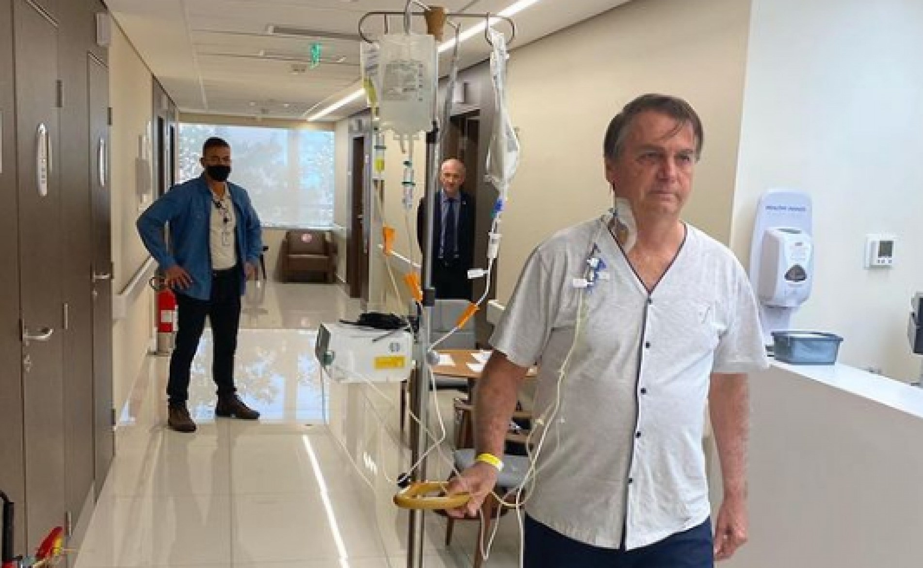 Presidente Jair Bolsonaro caminha pelo hospital Vila Nova Star, em São Paulo, onde está internado.