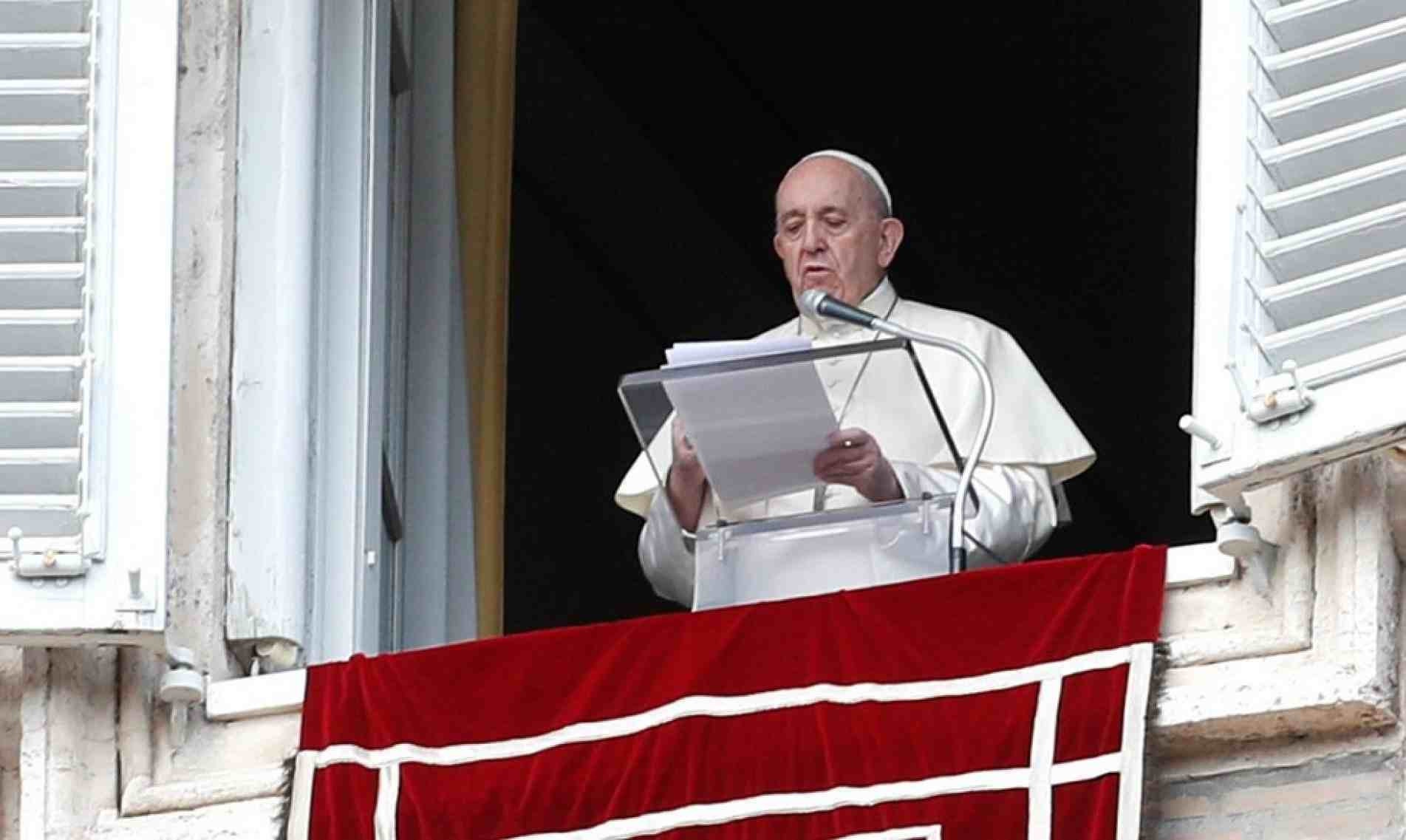 O Papa Francisco gesticula ao proferir a oração do Angelus de sua janela no dia do lançamento de sua nova encíclica, intitulada 