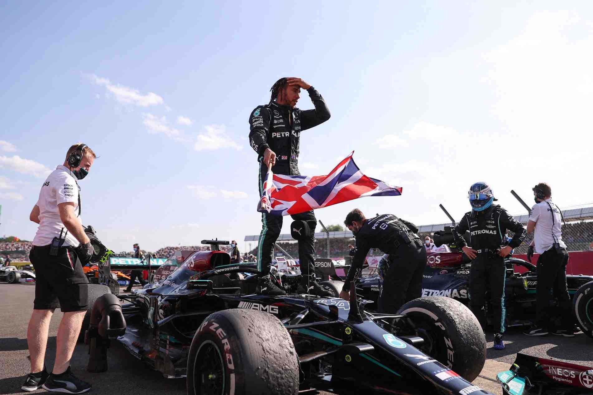 Hamilton foi punido, mas acabou se recuperando e venceu a corrida na Inglaterra