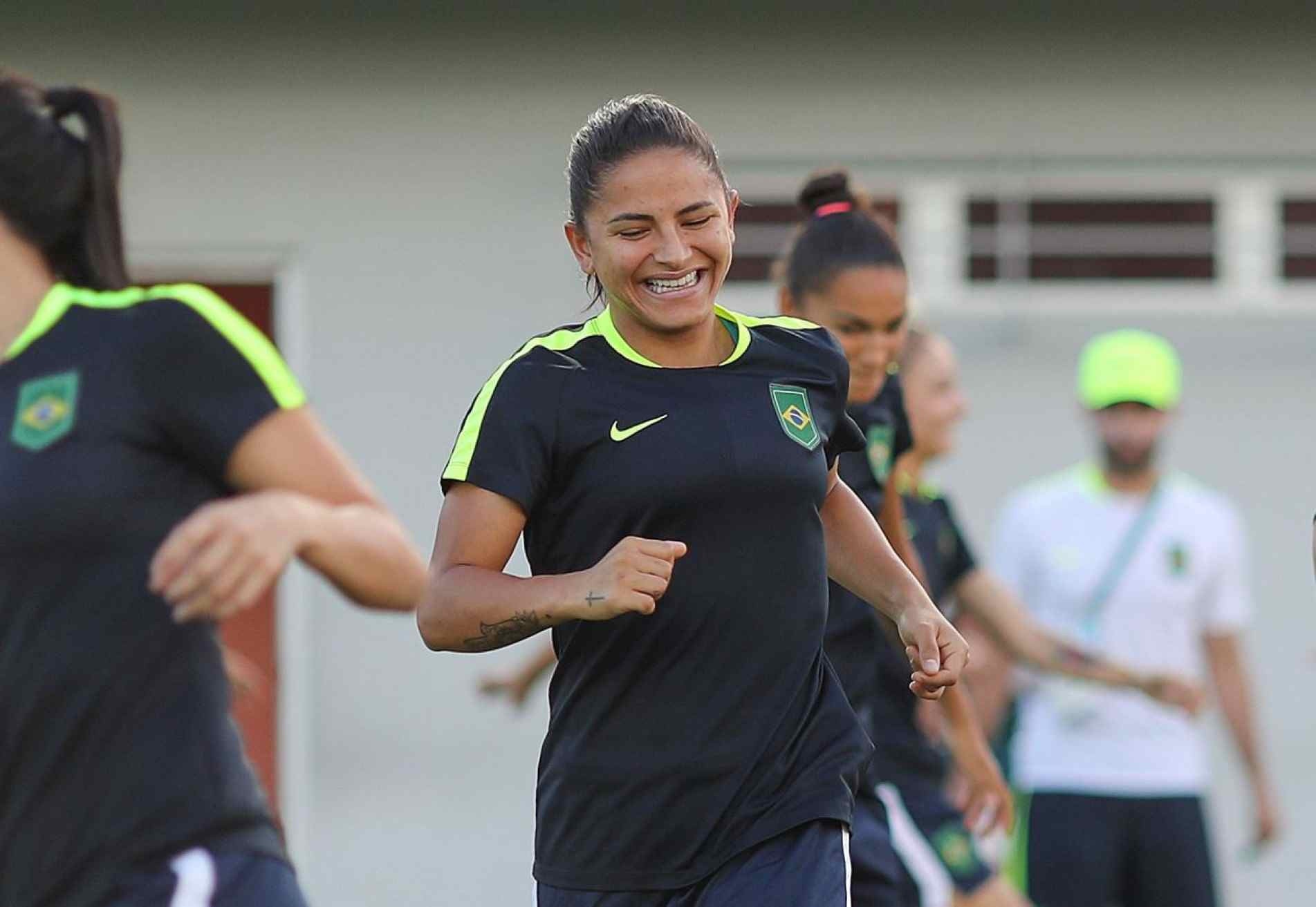 Debinha, meia-atacante da seleção brasileira feminina de futebol.