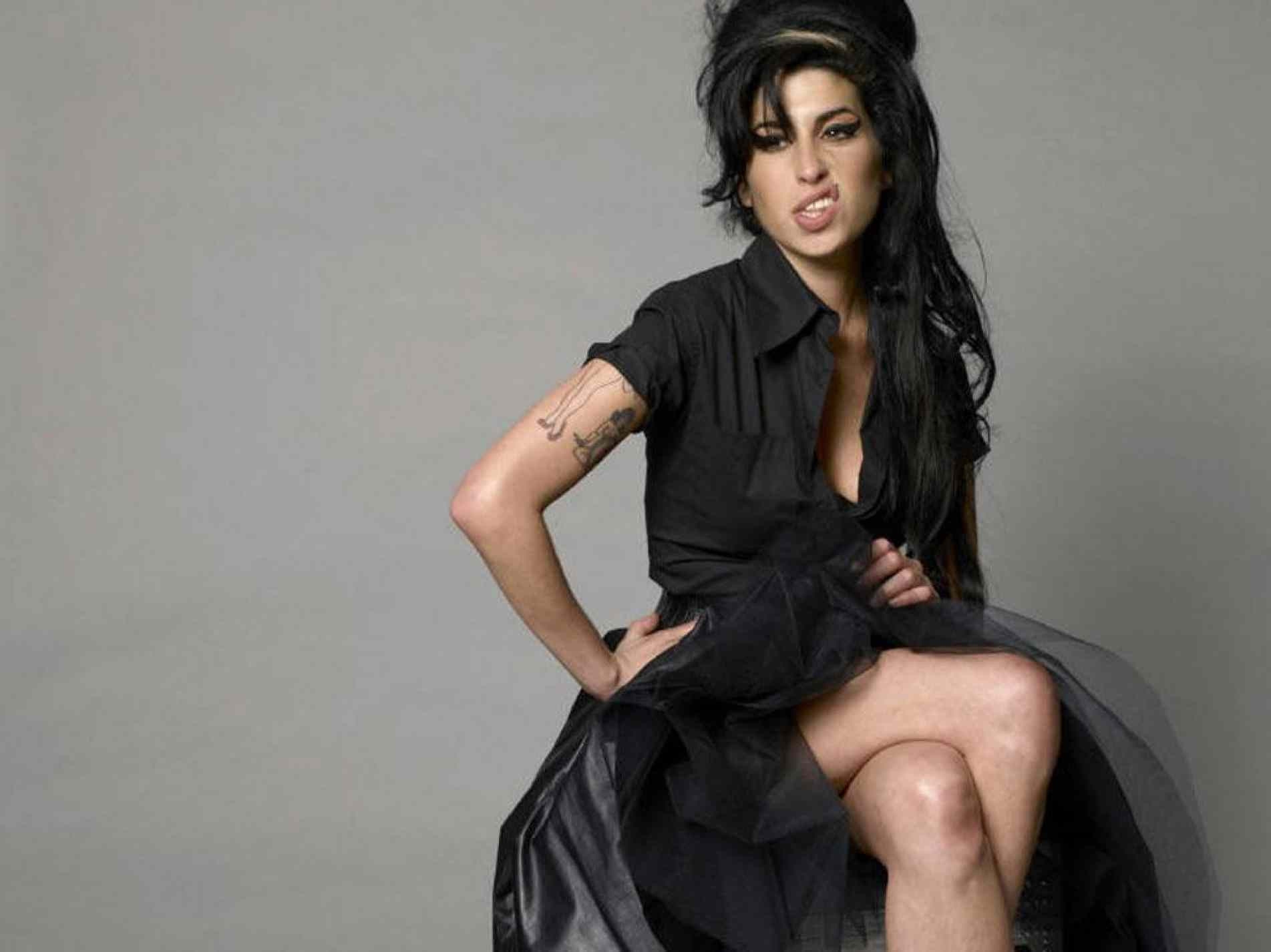 Cantora Amy Winehouse morreu no auge da carreira artística, aos 27 anos.