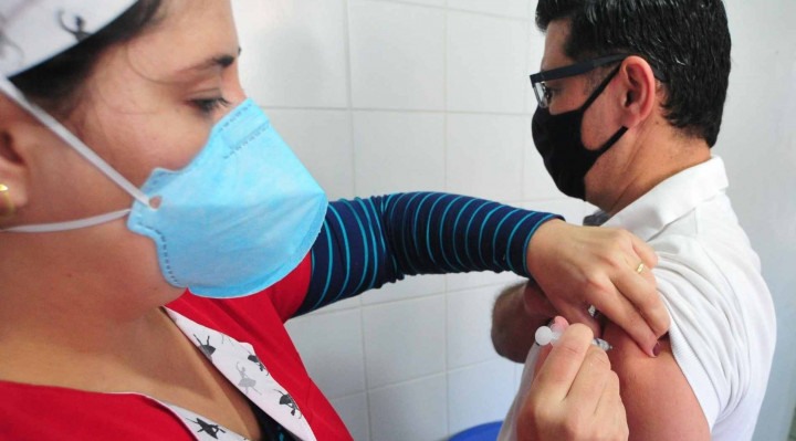 Diretora da SBIm explica que as quatro vacinas contra o coronavírus disponíveis no País foram testadas e aprovadas.