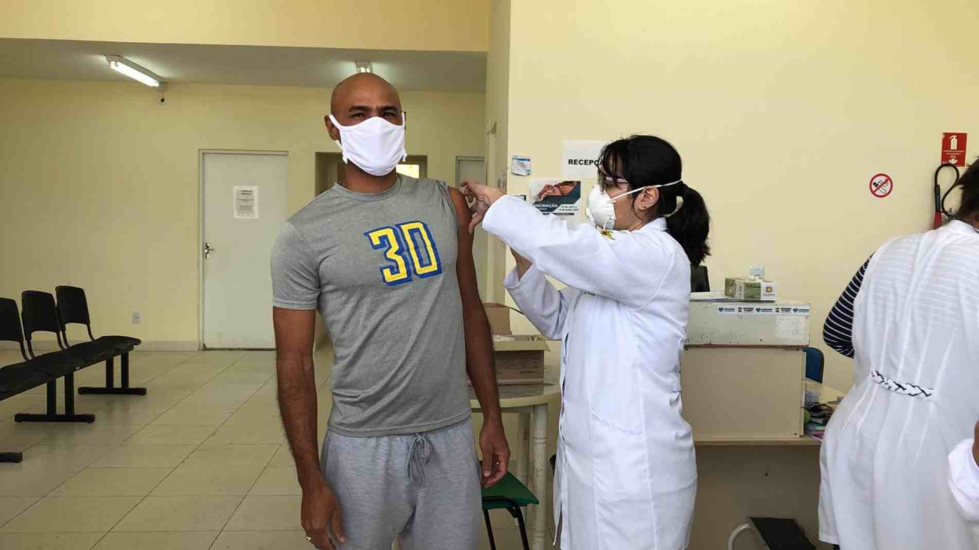 Pessoas entre 28 e 33 anos serão vacinadas até as 22, na UBS do Morro 