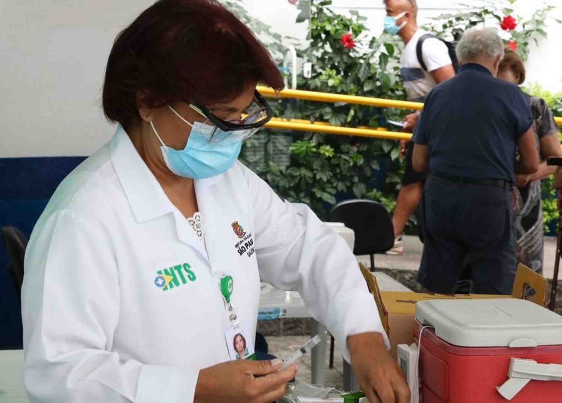 As pessoas só ficam totalmente protegida após tomar duas doses dos imunizantes.