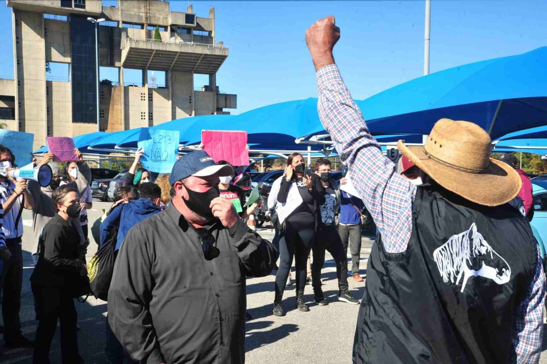 Manifestantes pró e contra o retorno dos rodeios fazem protestos no Paço Municipal