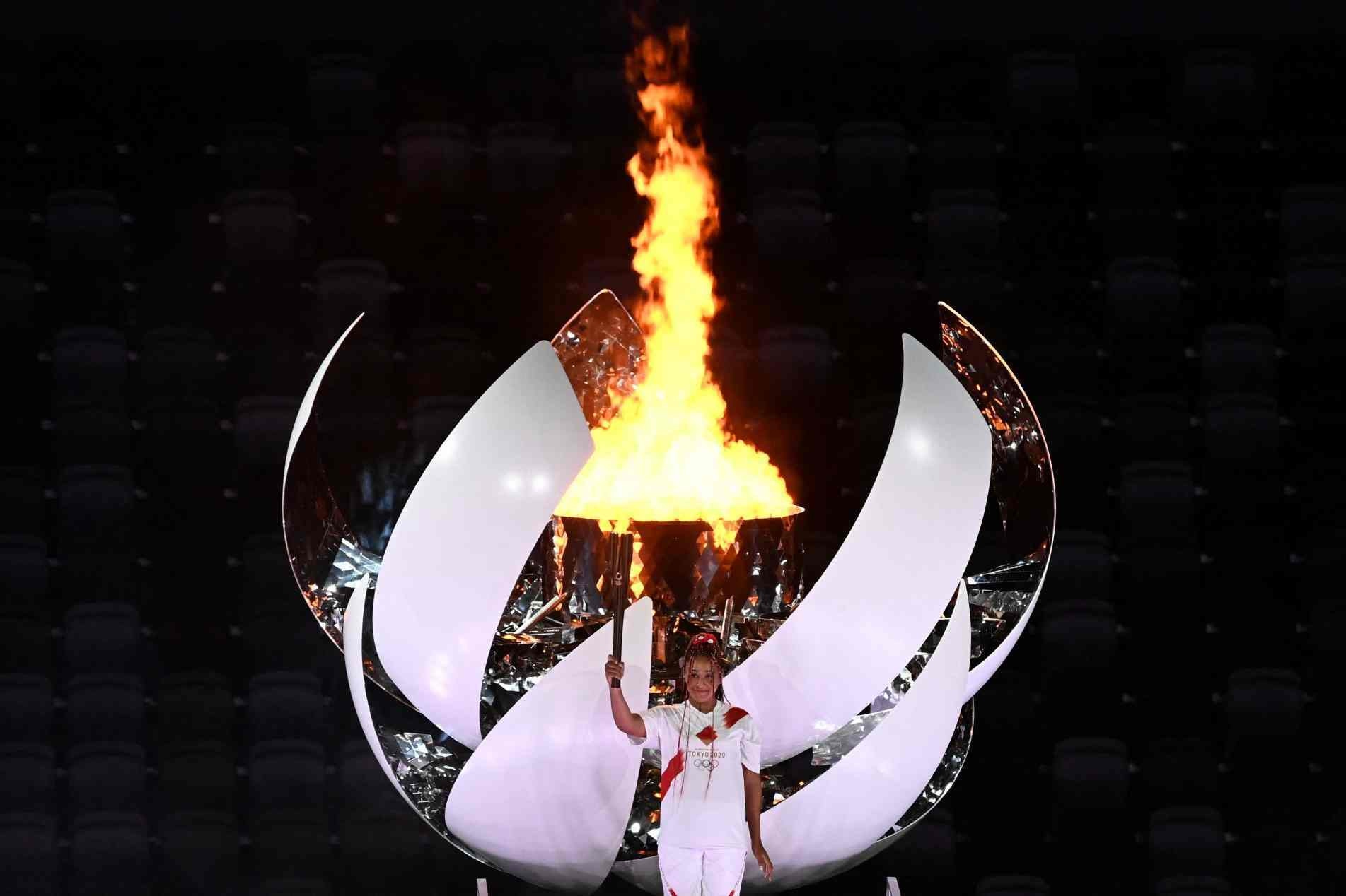 A tenista Naomi Osaka foi a responsável por acender a pira olímpica