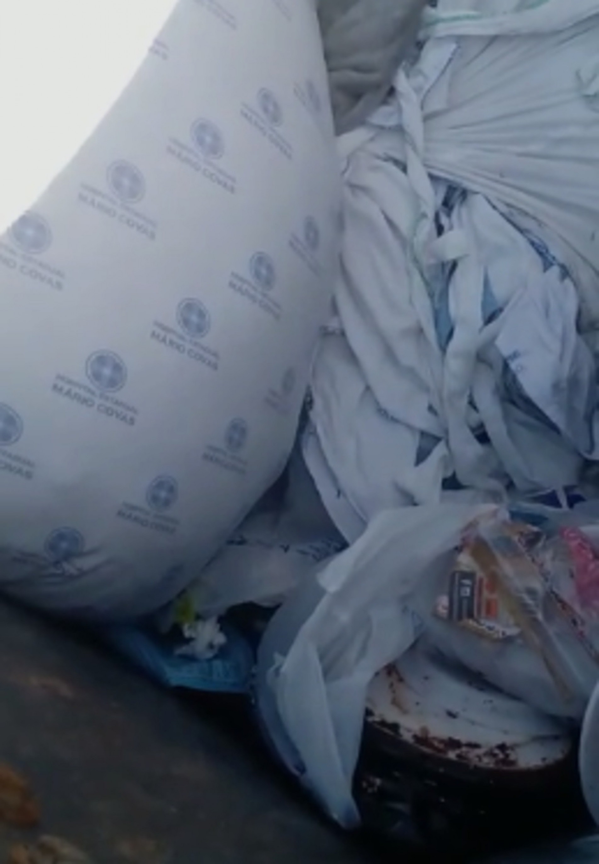 Dois containers de lixo hospitalar foram flagrados por moradores que passavam pela rua.