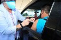 Munícipe é imunizado em um dos pontos de vacinação pelo sistema drive-thru. - ARQUIVO JCS