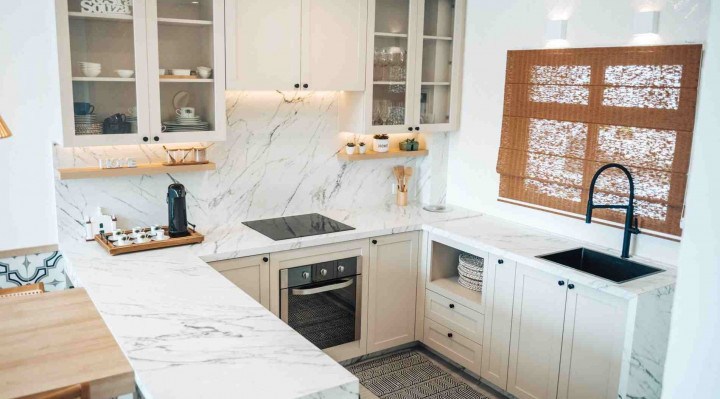 Baixa absorção de água do porcelanato é a característica que mais o destaca em relação a outros materiais.