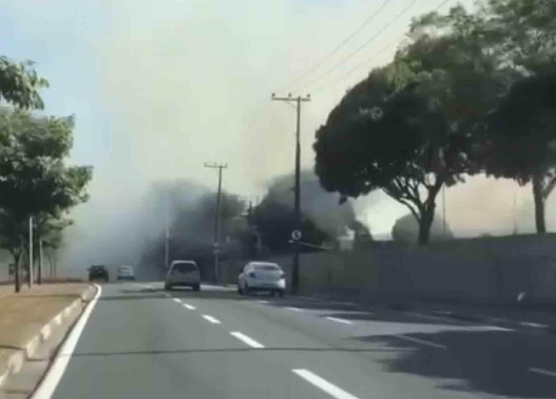Fumaça exigiu mais atenção dos motoristas na avenida Dom Aguirre