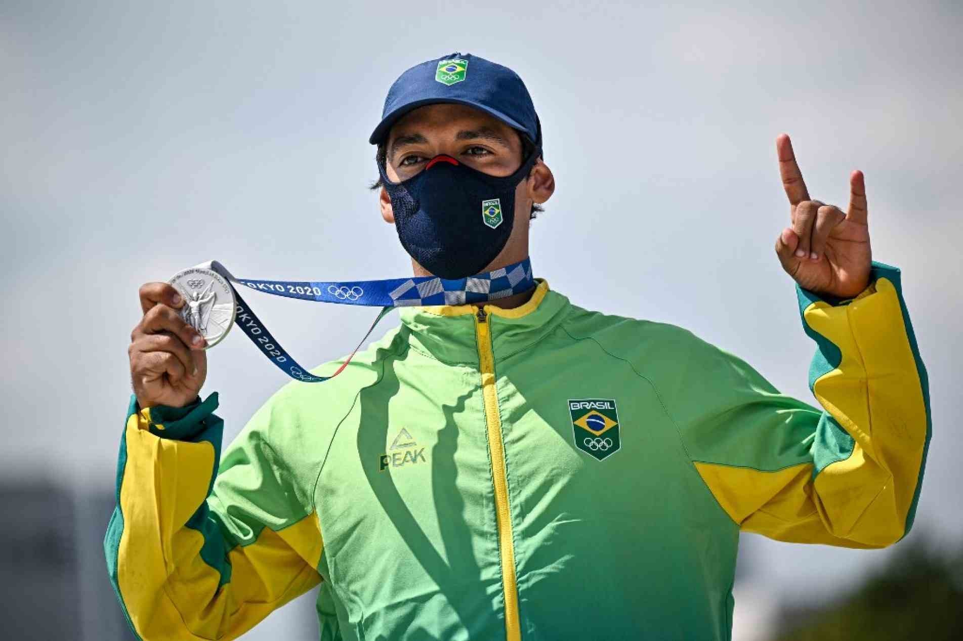 O brasileiro Kelvin Hoefler, medalhista de prata, comemora vitória no pódio