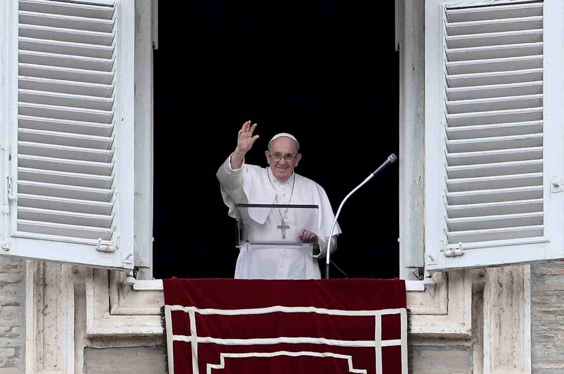 O Papa Francisco acena ao proferir a oração do Angelus, no Vaticano