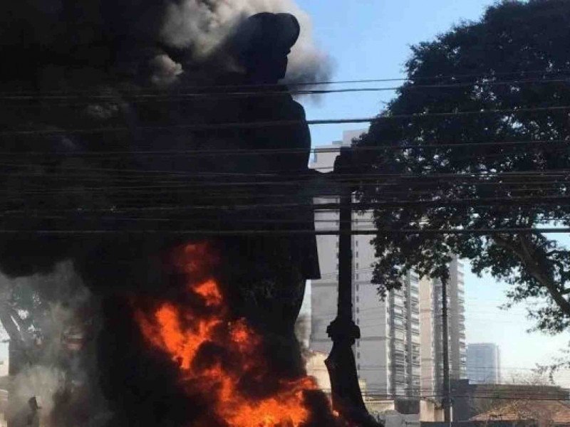 Inc&ecirc;ndio na est&aacute;tua do Borba Gato, ocorrido no dia 24 de Julho, em S&atilde;o Paulo.