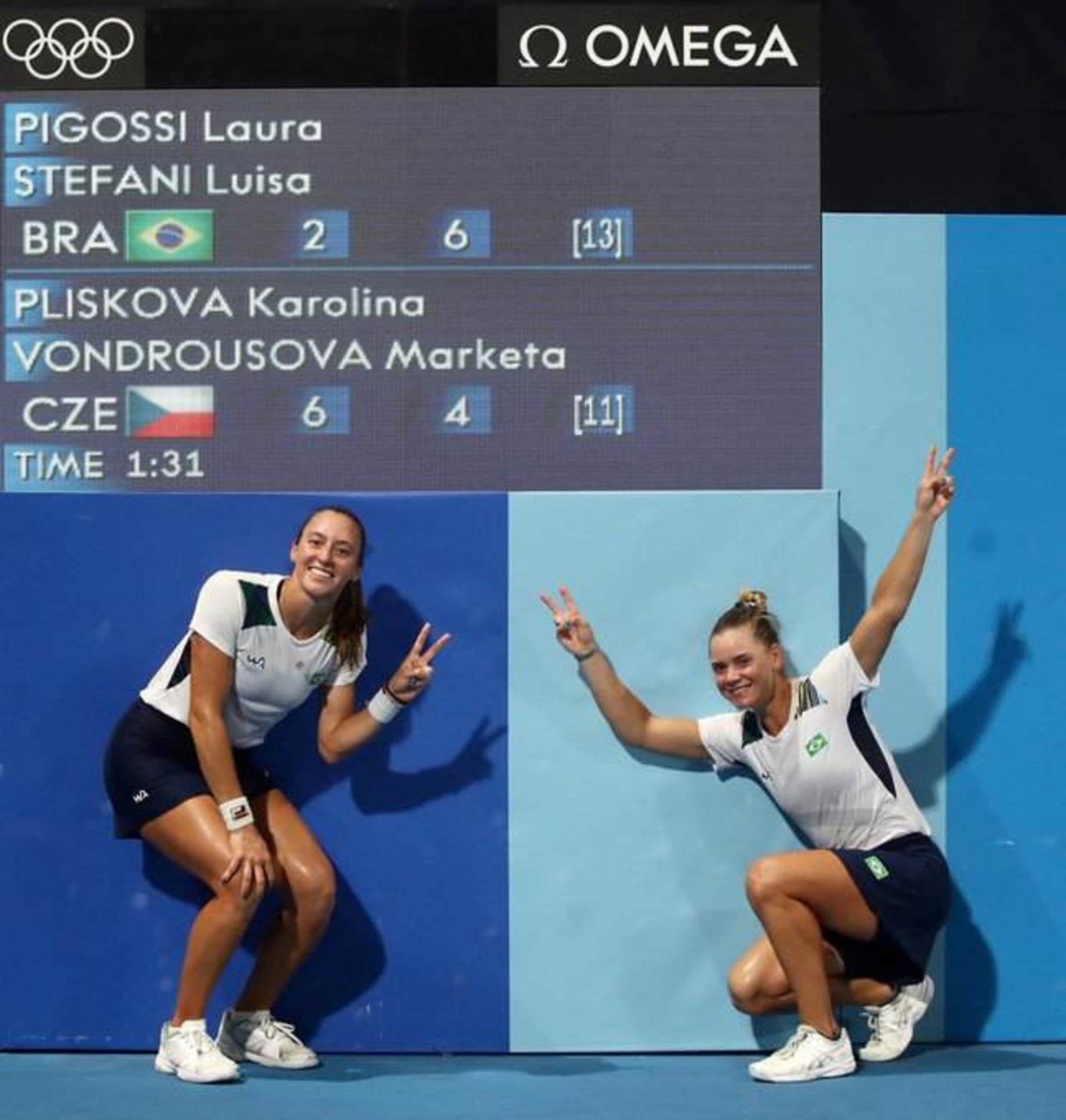 Stefani e Pigossi comemoram vitórias em cima das checas, de virada, para ir às quartas