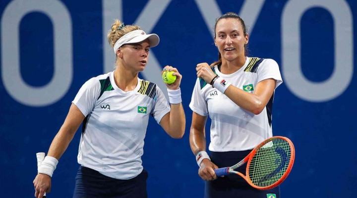 Luisa Stefani e Laura Pigossi derrotaram a dupla americana por 2 sets a 1 