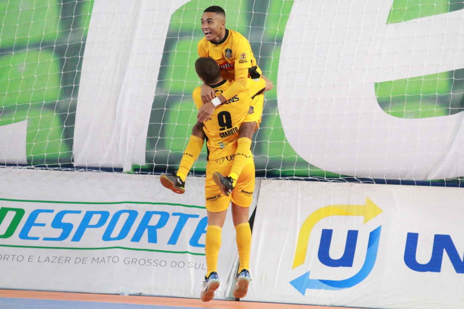 Leozinho e Charuto comemoram gol do Magnus na Taça Brasil